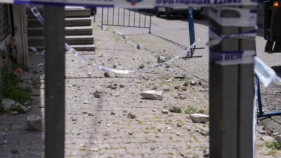 Bahçelievler'de faciadan dönüldü! Sıvalar döküldü 5 katlı bina boşaltıldı - Resim: 12